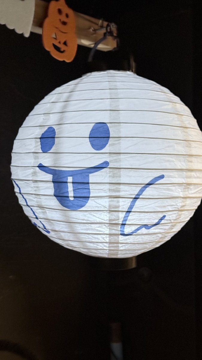 renampme's tweet image. 本日もご来場ありがとうございました！
バックステージがおばけでいっぱいでとっても可愛くなっていました👻
そして本番前にスタバをモバイルオーダーしたら、間違えて2杯頼んでしまう失態をしましたが、劇場で最初に会った方にプレゼントして笑顔をもらえたので幸せhappy満タンでした！！…