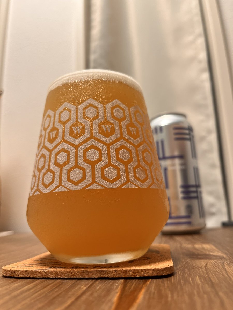 beer_telling's tweet image. 目指したのは度数はレギュラーIPA、でもDIPAの様なサチる程のホップ。基のフラッグシップにホップを純増というね。
めちゃくちゃにダンクな香りが広がる、苦味もかなり強くて、まあ確かにホップが強烈だわ。オレンジはちょいと引きに。めちゃ美味いわこれまた。
#クラフトビール #FourPoints