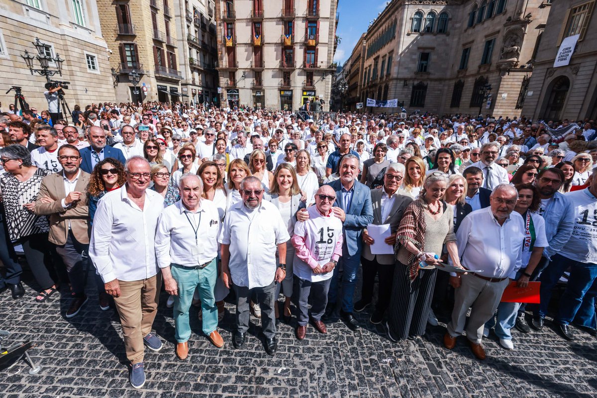 monicambravo's tweet image. 💪 Avui, Dia Internacional de les Persones Grans, hem omplert la Plaça Sant Jaume per reivindicar una societat lliure d’edatisme.

🙌 Gràcies a totes les persones grans que heu alçat la veu amb força i dignitat. Reconeixem el vostre valor, la vostra experiència i els vostres…