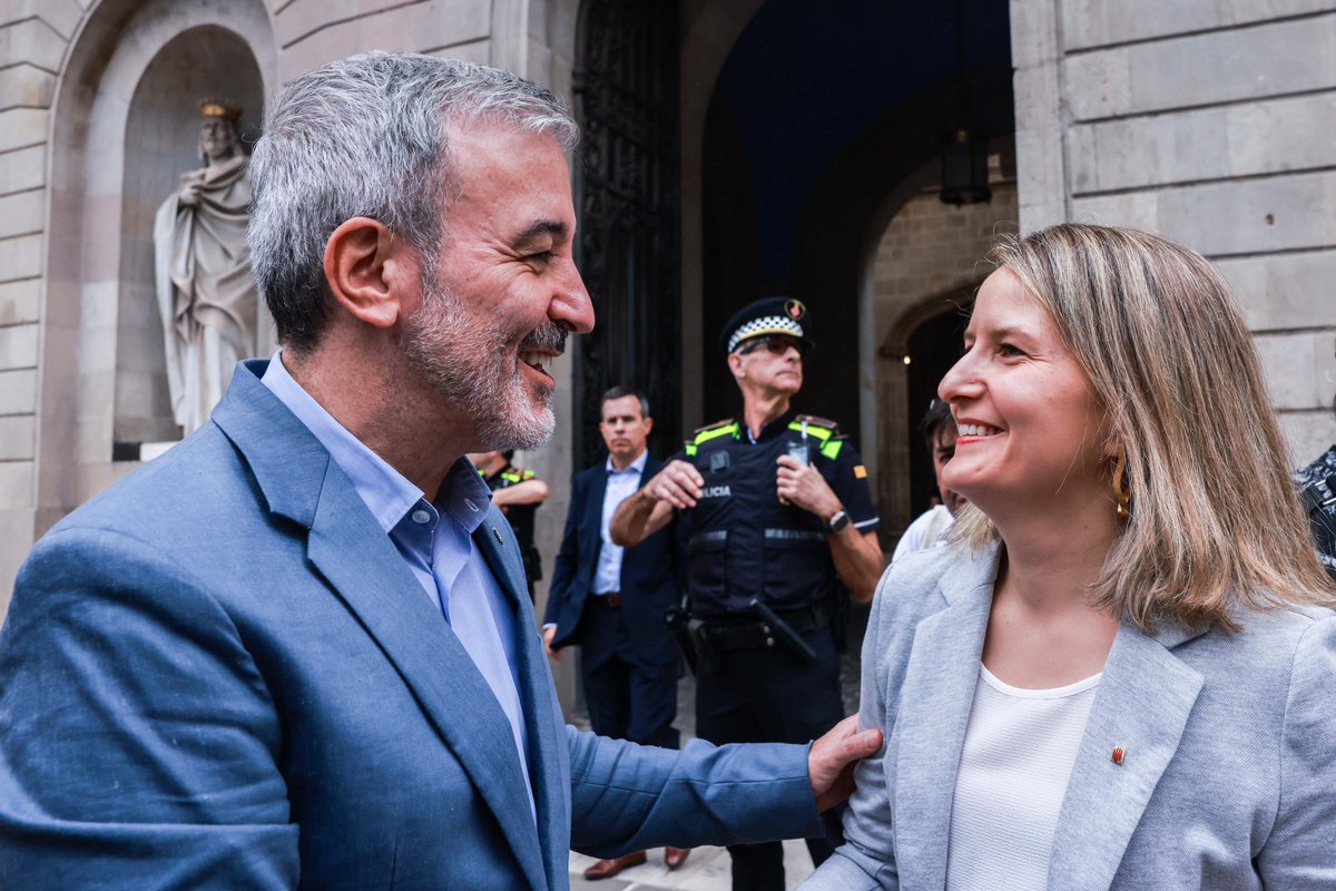monicambravo's tweet image. 💪 Avui, Dia Internacional de les Persones Grans, hem omplert la Plaça Sant Jaume per reivindicar una societat lliure d’edatisme.

🙌 Gràcies a totes les persones grans que heu alçat la veu amb força i dignitat. Reconeixem el vostre valor, la vostra experiència i els vostres…