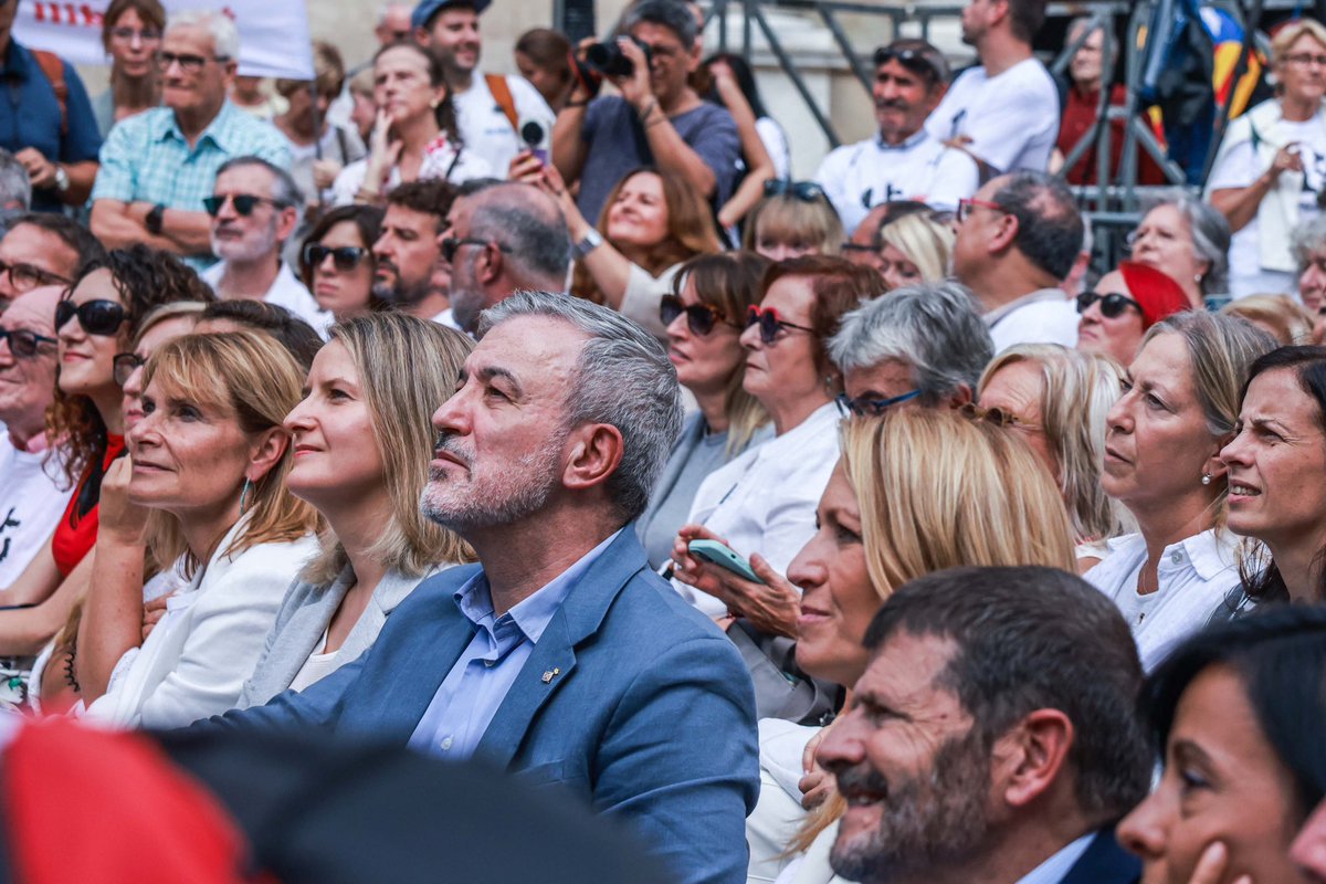 monicambravo's tweet image. 💪 Avui, Dia Internacional de les Persones Grans, hem omplert la Plaça Sant Jaume per reivindicar una societat lliure d’edatisme.

🙌 Gràcies a totes les persones grans que heu alçat la veu amb força i dignitat. Reconeixem el vostre valor, la vostra experiència i els vostres…