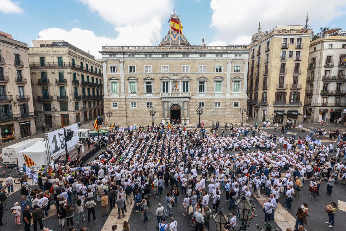 monicambravo's tweet image. 💪 Avui, Dia Internacional de les Persones Grans, hem omplert la Plaça Sant Jaume per reivindicar una societat lliure d’edatisme.

🙌 Gràcies a totes les persones grans que heu alçat la veu amb força i dignitat. Reconeixem el vostre valor, la vostra experiència i els vostres…