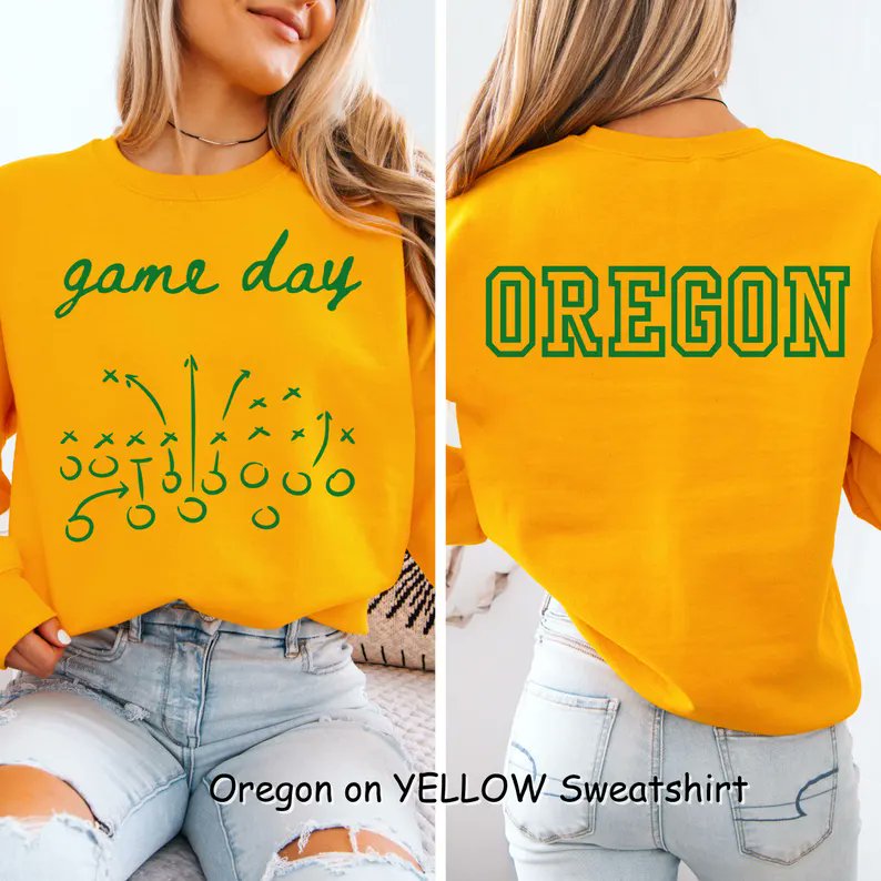 byhappygolicky's tweet photo. 🦆 University of Oregon Sweatshirt – built for game days in Autzen &amp; chilly fall tailgates. Cozy cotton blend, original WitsEndless design, &amp; available in 2 colors for matching Ducks pride.

👉https://t.co/wKfbLGMDKL

#GoDucks #OregonFootball #CollegeGameDay #EtsyFinds #DuckPride https://t.co/0evb0iXTg4