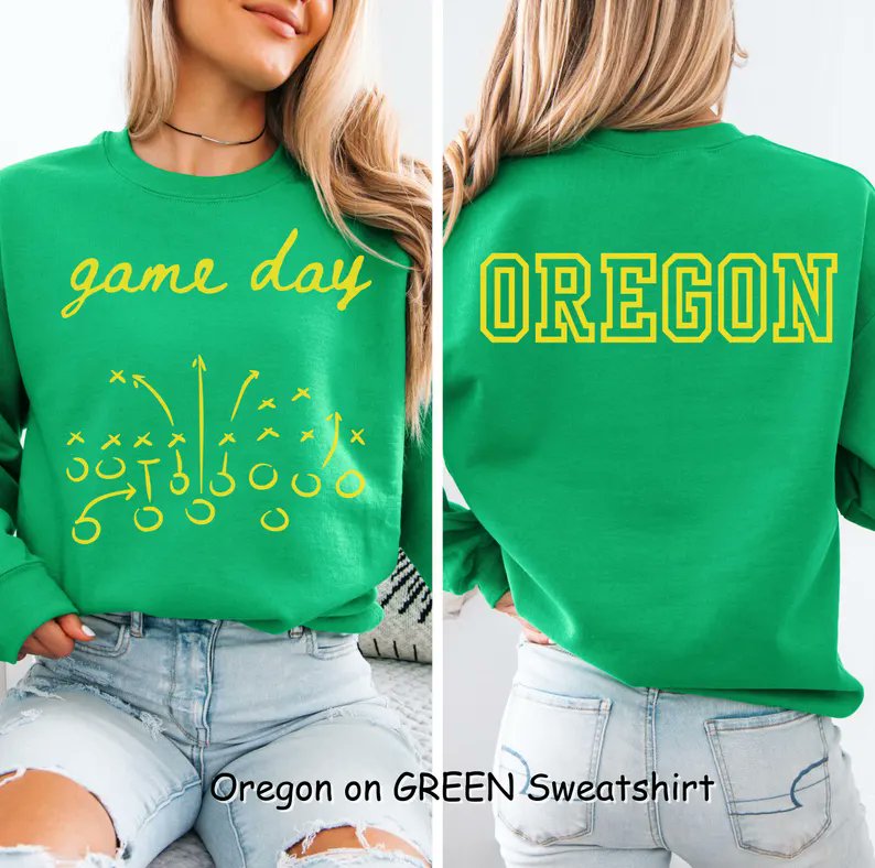 byhappygolicky's tweet photo. 🦆 University of Oregon Sweatshirt – built for game days in Autzen &amp; chilly fall tailgates. Cozy cotton blend, original WitsEndless design, &amp; available in 2 colors for matching Ducks pride.

👉https://t.co/wKfbLGMDKL

#GoDucks #OregonFootball #CollegeGameDay #EtsyFinds #DuckPride https://t.co/0evb0iXTg4