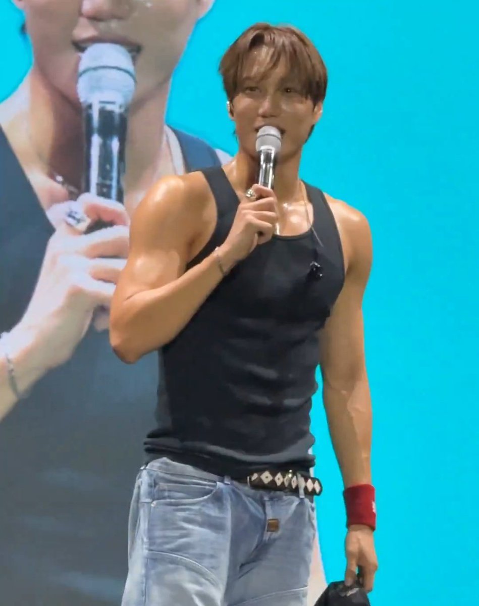 aa_jongin's tweet photo. KIM JONGIN WHAT THE FUCK?!?!! https://t.co/DqS35HfEEU