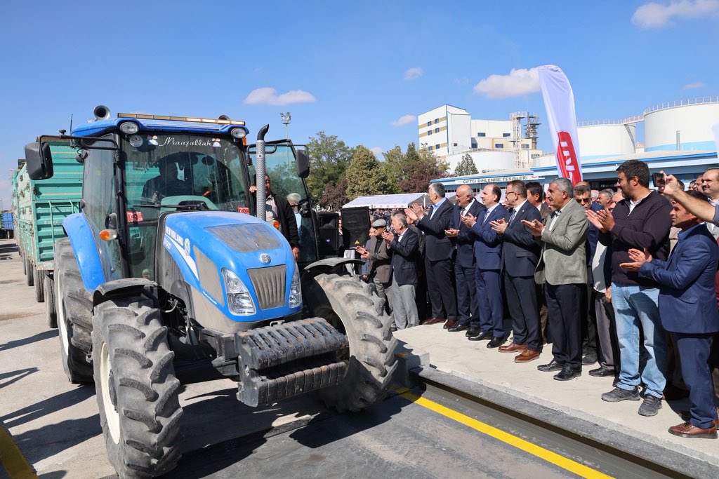 Çumra Şeker Fabrikamızda 22. Pancar Alım Kampanyası ve kapasite artırımı kapsamında yeni difüzyon ünitesinin açılış törenine katıldık. Çiftçilerimize yönelik hizmetleri için Pankobirlik Genel Başkanımız <a href="/ramazanerkoyunc/">Ramazan Erkoyuncu</a>’ya teşekkür eder, kampanyanın bereketli olmasını dilerim.