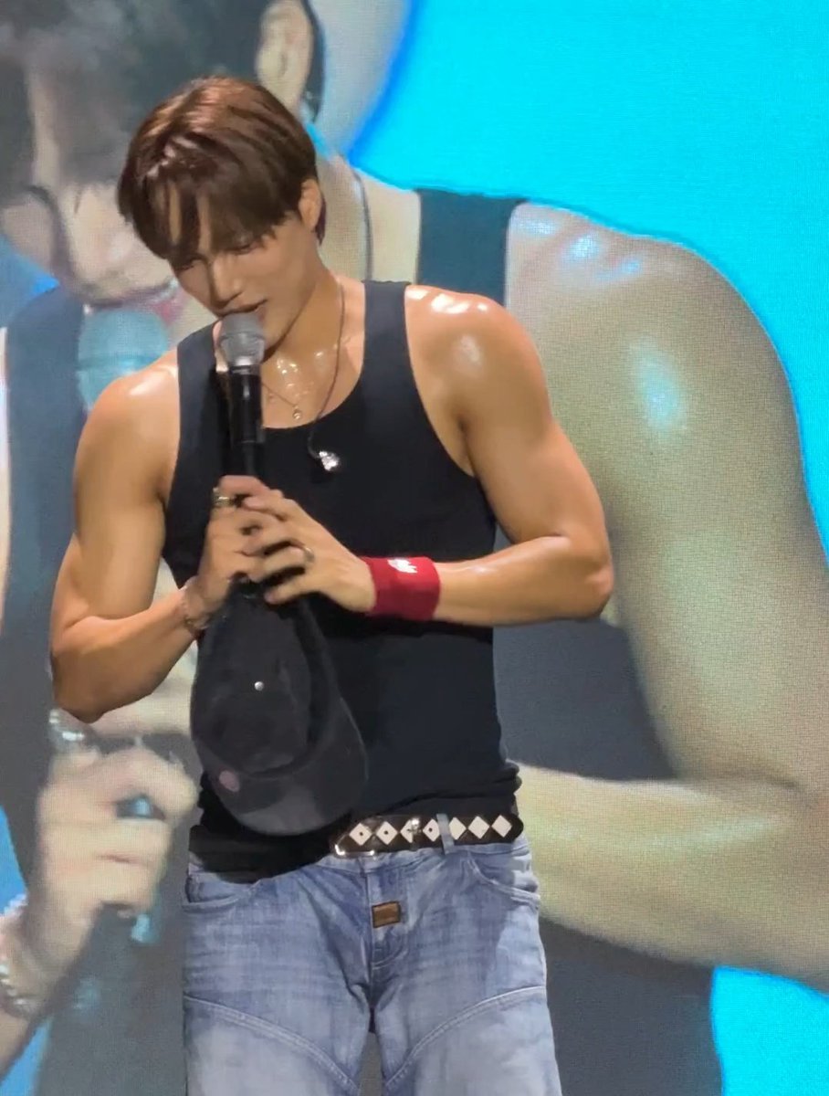 aa_jongin's tweet photo. KIM JONGIN WHAT THE FUCK?!?!! https://t.co/DqS35HfEEU