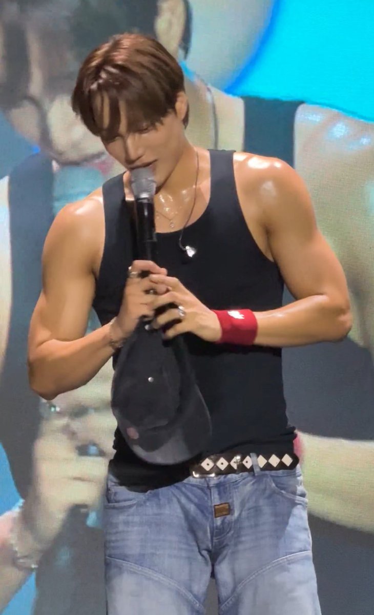kaieyed's tweet photo. HE’S HUGE???????? https://t.co/b7zM7r0nIy