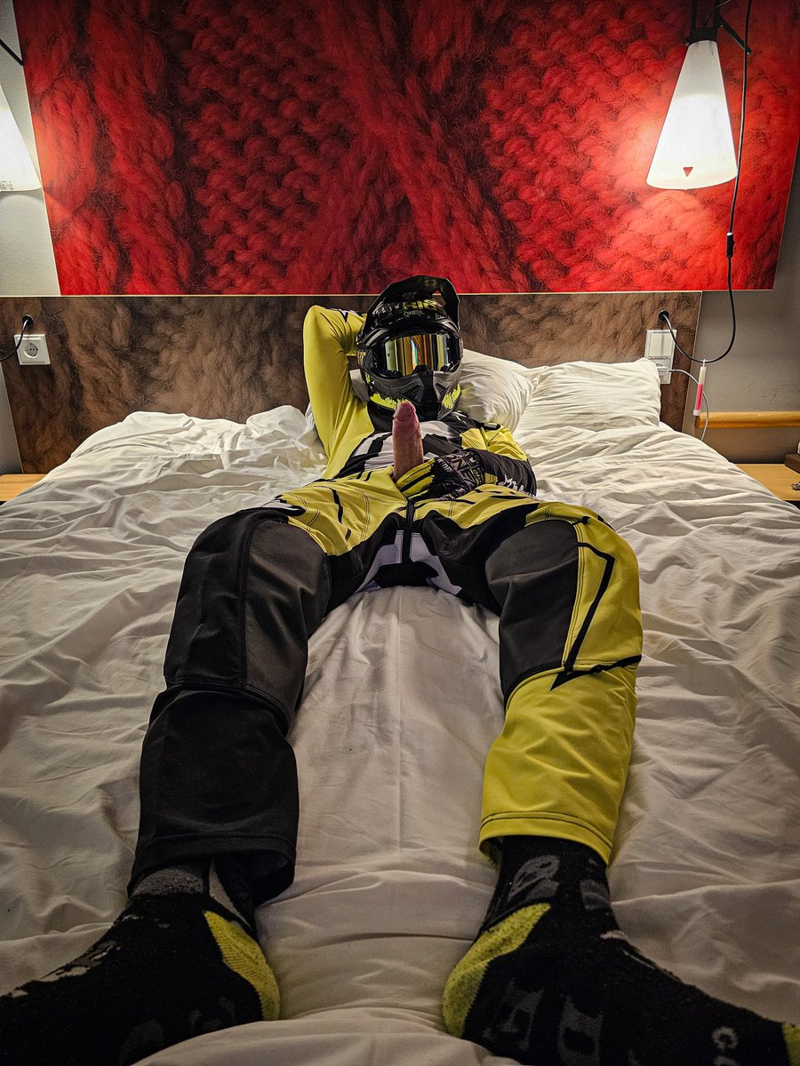 Do you wanna taste my big bone? 😈🍆 suck it deep, i love the feeling 🥵 

I'm only bottom 😘😜

#nsfw #gear #gay