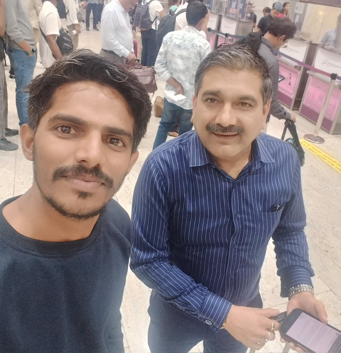 GaneshGBochare's tweet image. ग्रेट भेट विथ @AnilSinghvi_ सरांसोबत 
#anilsinghvi #Zeebusiness @AnilSinghvi_