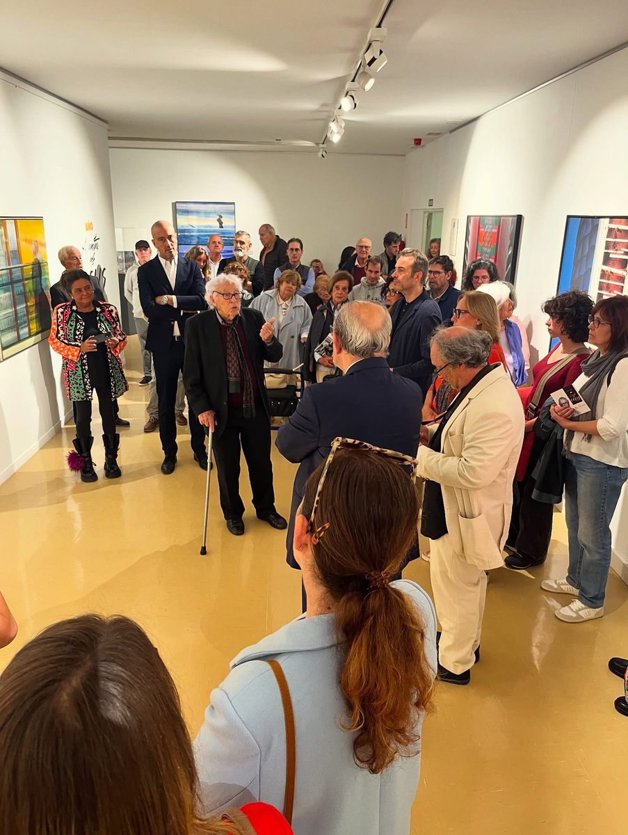 jesus_mazon's tweet photo. Ayer se inaugurò la exposición homenaje al pintor @agustindecelis en #Torrelavega. Cuarto destino en #Cantabria antes de finalizar el año en Madrid. Nos acompañaron autoridades, hubo visita guiada por Celis y firma de catálogos y también hubo mucho cariño al maestro. @culturacan https://t.co/mj4dVINqZC