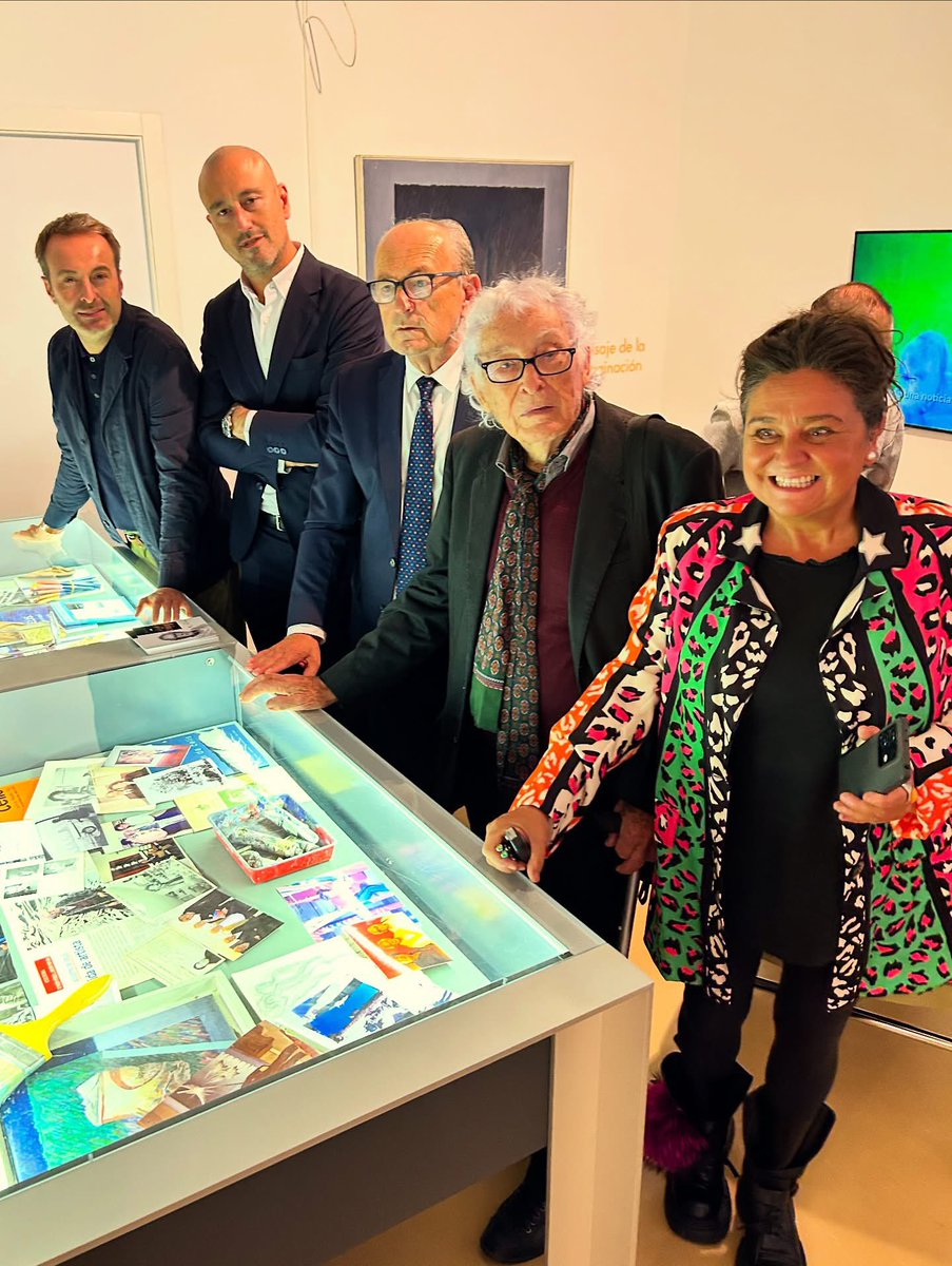 jesus_mazon's tweet photo. Ayer se inaugurò la exposición homenaje al pintor @agustindecelis en #Torrelavega. Cuarto destino en #Cantabria antes de finalizar el año en Madrid. Nos acompañaron autoridades, hubo visita guiada por Celis y firma de catálogos y también hubo mucho cariño al maestro. @culturacan https://t.co/mj4dVINqZC