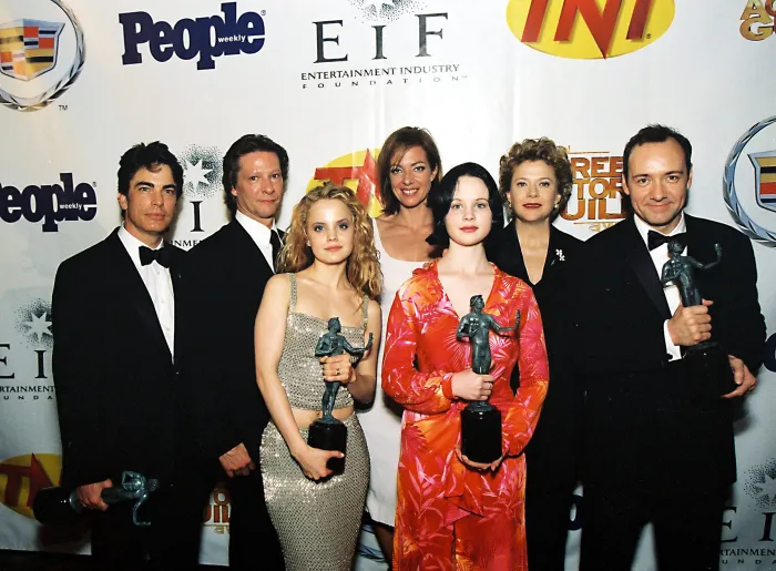 k50cullen's tweet photo. In 1999 and 26 Years Ago, #AmericanBeauty debuted in theaters on this day RT and Like if you love this movie. (@KevinSpacey, @OfficialBening, #ThoraBirch, @AllisonBJanney, #PeterGallagher, #MenaSuvari, #WesBentley, #ChrisCooper, @ScottBakula, #SamRobards, @AmberLeeSmith, https://t.co/eGBNVwVeQ3