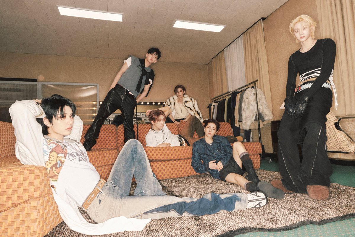 Waiting for hours in the waiting room is a common experience for superstars. We usually do something fun when we have enough energy and do nothing, just laying when we need a break.