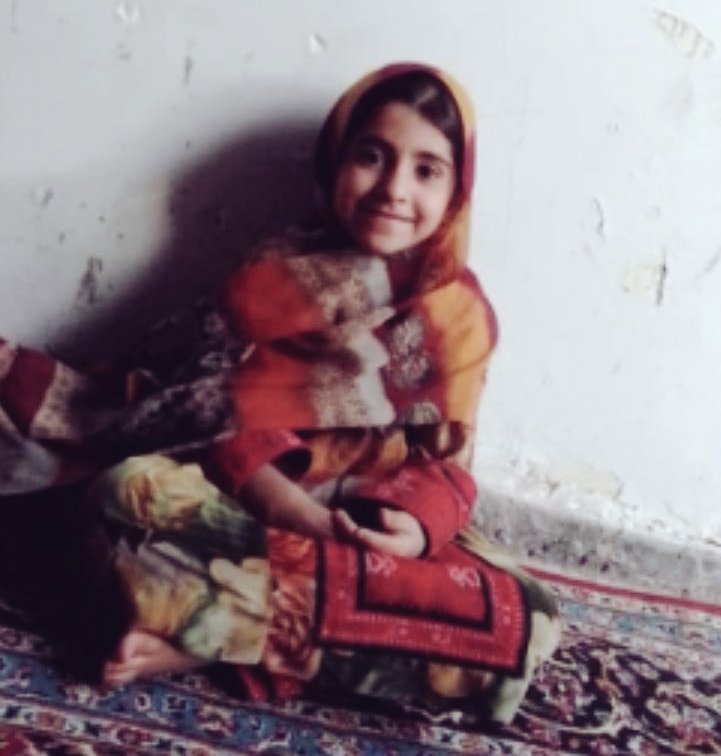 نام‌ من هستی است.
۷ سال بیشتر عمر نکردم.
سه سال پیش در اثر شلیک گلوله‌ی گاز اشک‌آور به سَرم و خفگی به قتل رسیدم.

«هستی» را از من گرفتند؛ آنانی که به‌جز نیستی چیز دیگری برای کودکان این سرزمین‌ نخواستند.

#هستی_ناروئی