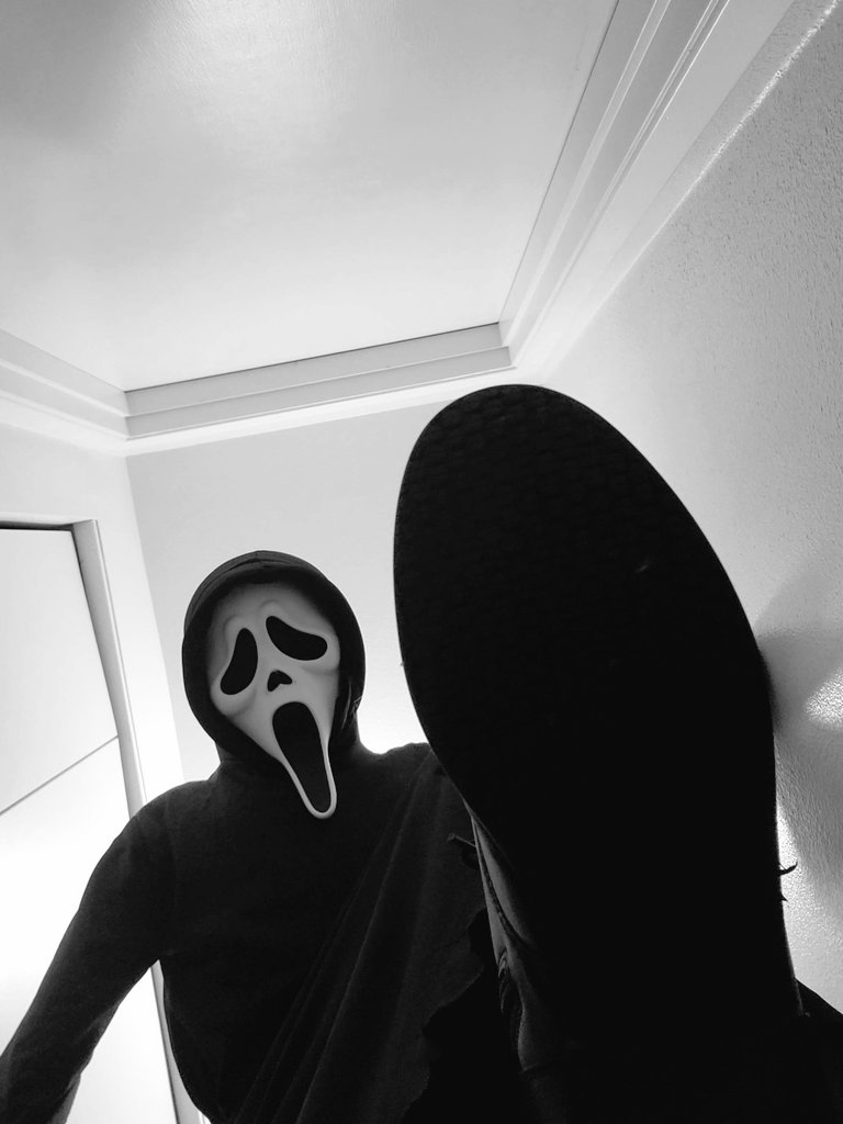 HAPPY FIRST OF HALLOWEEN!!!!

What's your FAVORITE scary movie?~ 🎃
#sizetwittter #giantess