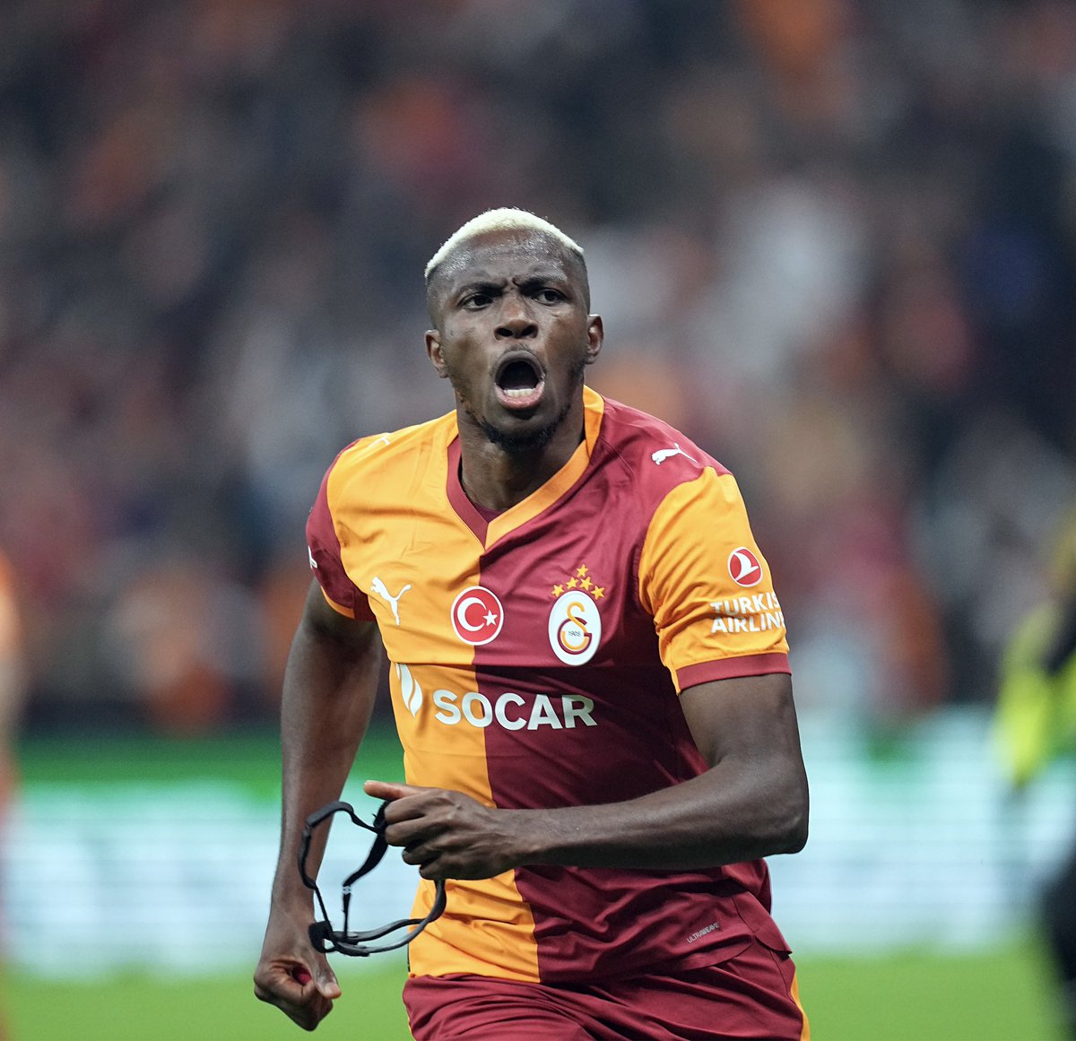 ⚽️ Şampiyonlar Ligi’nde 10 gole ulaşan ilk Nijeryalı futbolcu: 𝑽𝒊𝒄𝒕𝒐𝒓 𝑶𝒔𝒊𝒎𝒉𝒆𝒏! 🤩