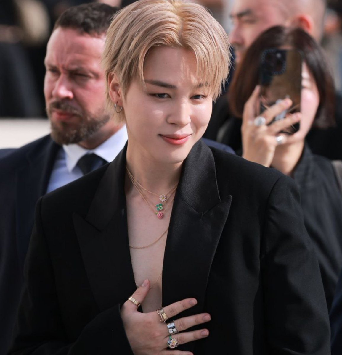 Miinaa_R's tweet photo. Army: 🔥😭
#JiminAtDiorFashionShow
FACE OF DIOR JIMIN
HUMAN DIOR JIMIN
DIOR GLOBAL AMBASSADOR JIMIN
#JiminxDior #DiorSS26 #PFW @Dior https://t.co/axQphnVa0u