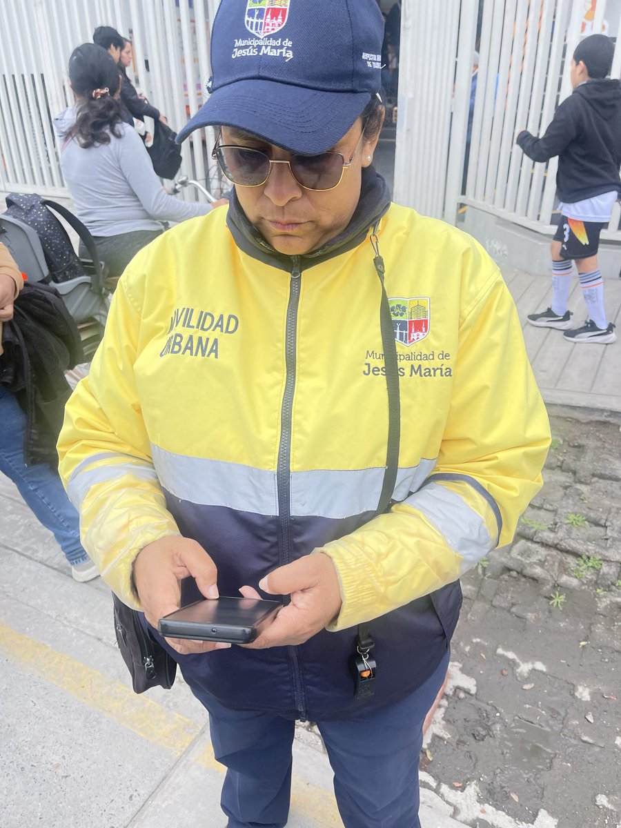 mateo1409's tweet photo. Sres @munijesusmaria En la esquina de la Av Cuba con Almirante Guisse hay un problema recurrente de L a V entre las 7:30 y 8:00 am, los carros se estacionan a dejar a colegiales haciendo doble fila, los dejan bajar en medio de la pista, invaden la parte de acceso de las rampas https://t.co/aPNIhK1Eb4
