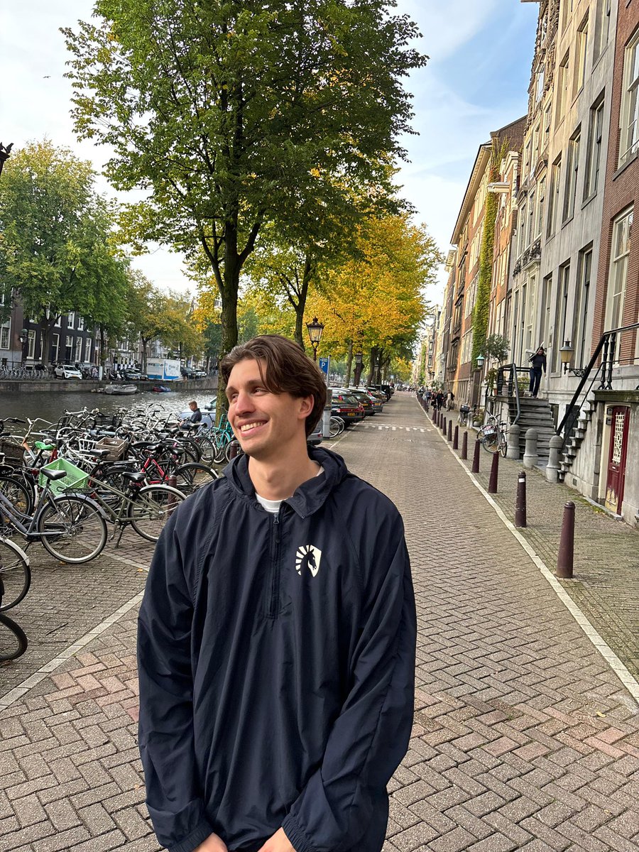 LIQUID | dom tweet media