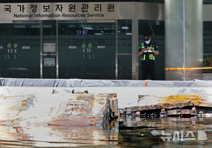 '국정자원 화재' 인사처 공무원 자료 다 날아갔다…"복구 불가"(종합)

'전소' 7-1 전산실 내 96개 시스템에 G-드라이브 포함
대다수 부처 PC 함께 보관하지만 인사처는 유일 사용
정부 "나머지 95개 시스템 데이터 손실 가능성은 낮아"
newsis.com/view/NISX20251…