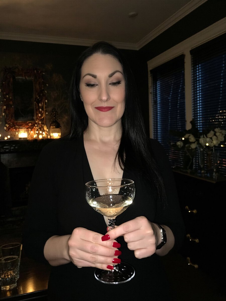 🖤Spooky Season Selfie Challenge Day #1: 🦇🧛‍♀️A toast to the start of Spooky Season! YAY!🖤😍

💖After several years of jealously watching my city friends do daily cute Halloween outfit challenges but not being able to join in because my costume stuff is still in storage (along