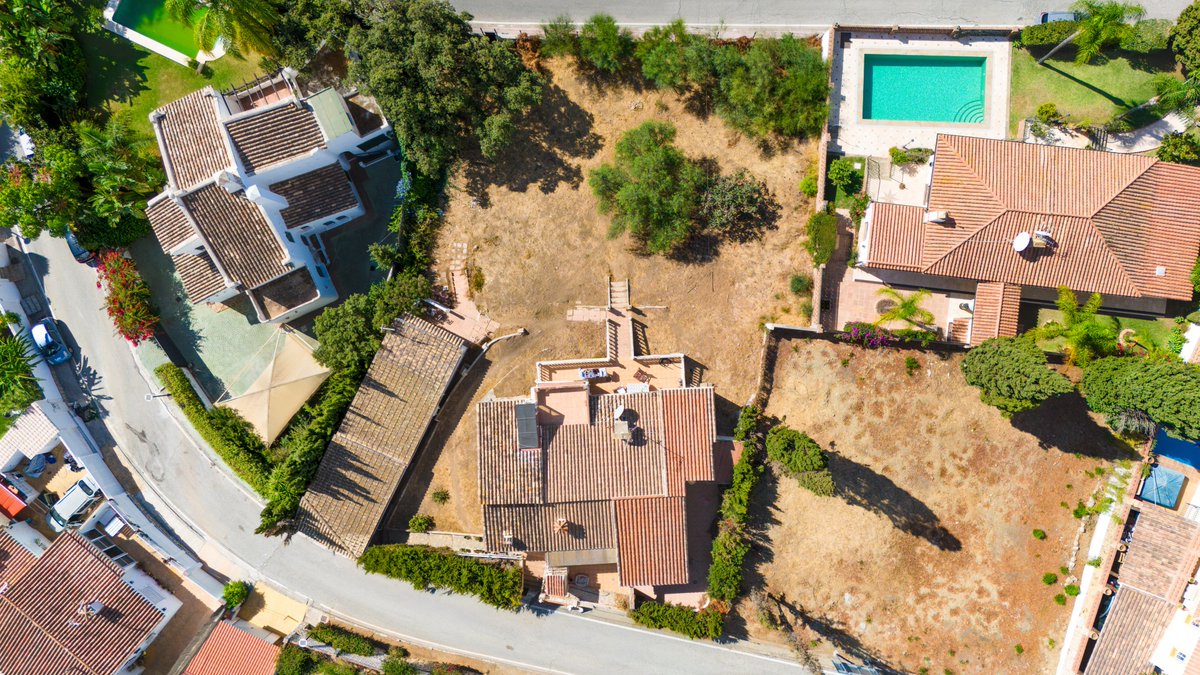 NEW LISTING

Great Renovation Opportunity in Parque Elviria with Fully Renovated Detached Guest Apartment.

Ref: 5680MLV
Price: 775.000€

#Parqueelviria #Marbella #Chalet #forsale #sevende #Marbellaliving