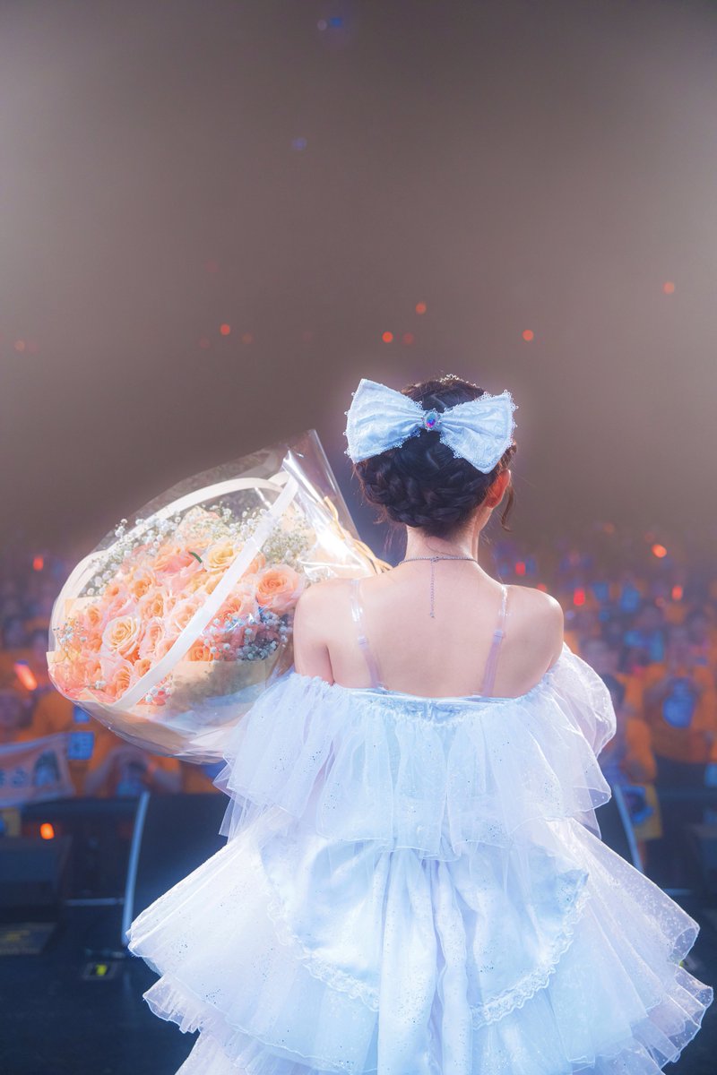 sayama_shiho's tweet photo. でも
どんなに頑張っても
どうしても叶わなかった夢もありました。

アイドルを始めた時の夢、
武道館が叶わなかったことは
きっと一生悔いが残ると思います。

アイドルという道を選んでいなかったら、
経験しなくてもよかったかもしれない
辛いことや苦しいこともたくさんあって

何度も心が折れそうになったし
自分の力の限界を思い知らされることもありました。

でも、振り返ると
夢に���かって必死に走った時間は
なにひとつも無駄じゃなくて
全部が大切な時間だったし
きっともうこんなに夢中になれることも
本気になれることもないと思うし
全てがわたしにとって宝物の時間になりました。

どんなに大変な時も
辛いことがあっても諦めずに頑張ってこれたのは
みんなのおかげで

私はみんなに
「アイドル」としての姿を見せてきたけれど
実際はみんなの支えがなかったら、
とっくに心が折れていたと思います。

アイドルとして
今日まで頑張り続けてこられたのは、
���の努力じゃなくて、
みんなが私を信じて付いてきてくれて
背中を押してくれたからです。

今日、みんなに改めて伝えたいです。

私は、みんなに出会えて
ほんっっとーーに幸せな
アイドル人生を送ることができました。
みんなが私を最強のアイドルにしてくれました。
ありがとう♡

わたしは今日でSAY-LAを卒業します。
でもみんなと過ごした時間やみんなと作った思い出は
これからの私の人生の力になるし
決して色褪せることはありません✨️

そして最後にひとつだけ、みんなに伝えたいです！　

どうか、
これからも毎日を笑顔で過ごして
たくさん幸せになってね♡
みんなの幸せがわたしの幸せです。

本当に、本当にいままでありがとう♡
みんなと出会えて、心から幸せでした♡

アイドルとして13年、
SAY-LAとして6年11ヶ月���
すべてが宝物のような思い出になりました。
こんな幸せな日々をくれたみなさん、
本当にありがとうございました。
みんなのことが大好きです♡

SAY-LA リーダー
咲山しほ🐹