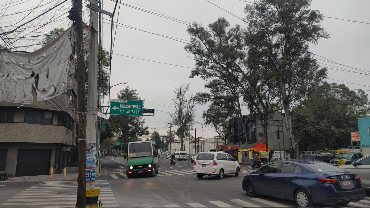 SmokinBMirror's tweet photo. @OVIALCDMX @Alc_Iztapalapa @alcaldiacoyLos semáforos de La Viga y Osa Menor ni funcionan. Paso de escuelas. Gracias! https://t.co/gxe5zK0vt9