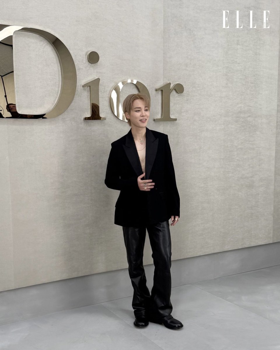 OneilyMusic's tweet photo. Jimin looks amazing at the Dior show at Paris Fashion Week. https://t.co/BD4oaZ0Ngt