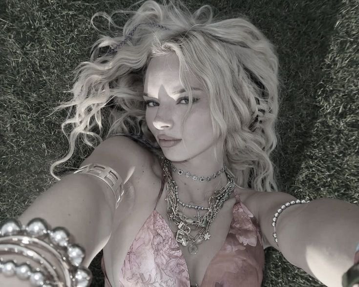 someone’s back to blondeee