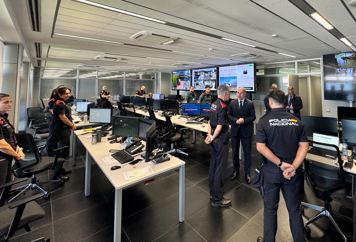 carlosprietogo's tweet photo. Després de presidir la Junta de Seguretat efectuada a Barcelona la setmana passada per la celebració del congrés #Mondiacult25, avui he volgut acostar-me al Centre de Coordinació Operativa (CECOR) ubicat al complex policial Egara de @mossos. 

He preguntat l'avaluació que feien els diferents cossos desplegats, @guardiacivil, @policia, @mossos i @GUBBarcelona en matèria de seguretat. 

La cooperació policial fa que Barcelona sigui una ciutat perfecta per als grans esdeveniments internacionals. I els que vindran!