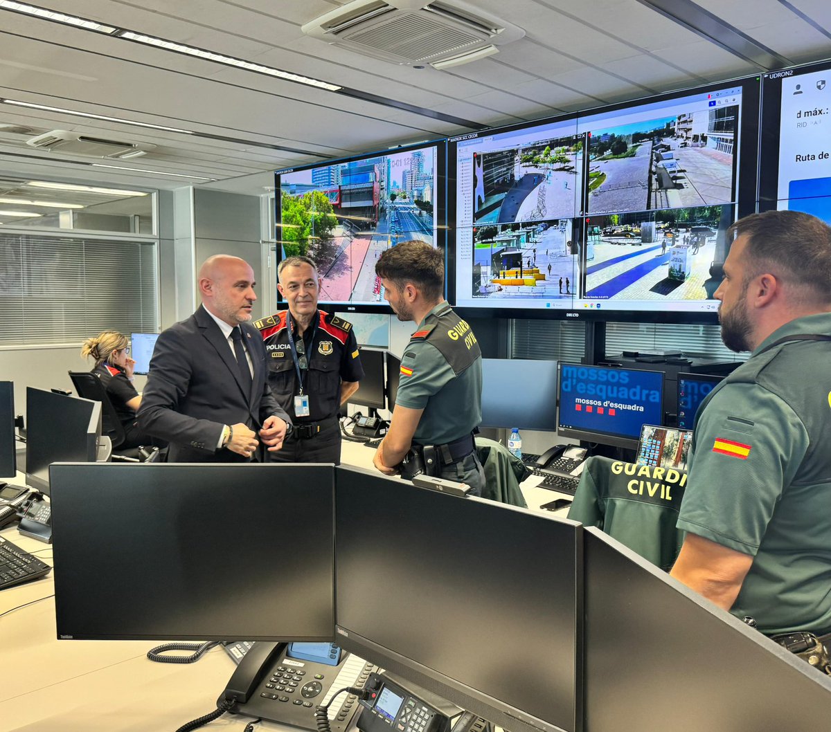 carlosprietogo's tweet photo. Després de presidir la Junta de Seguretat efectuada a Barcelona la setmana passada per la celebració del congrés #Mondiacult25, avui he volgut acostar-me al Centre de Coordinació Operativa (CECOR) ubicat al complex policial Egara de @mossos. 

He preguntat l'avaluació que feien els diferents cossos desplegats, @guardiacivil, @policia, @mossos i @GUBBarcelona en matèria de seguretat. 

La cooperació policial fa que Barcelona sigui una ciutat perfecta per als grans esdeveniments internacionals. I els que vindran!