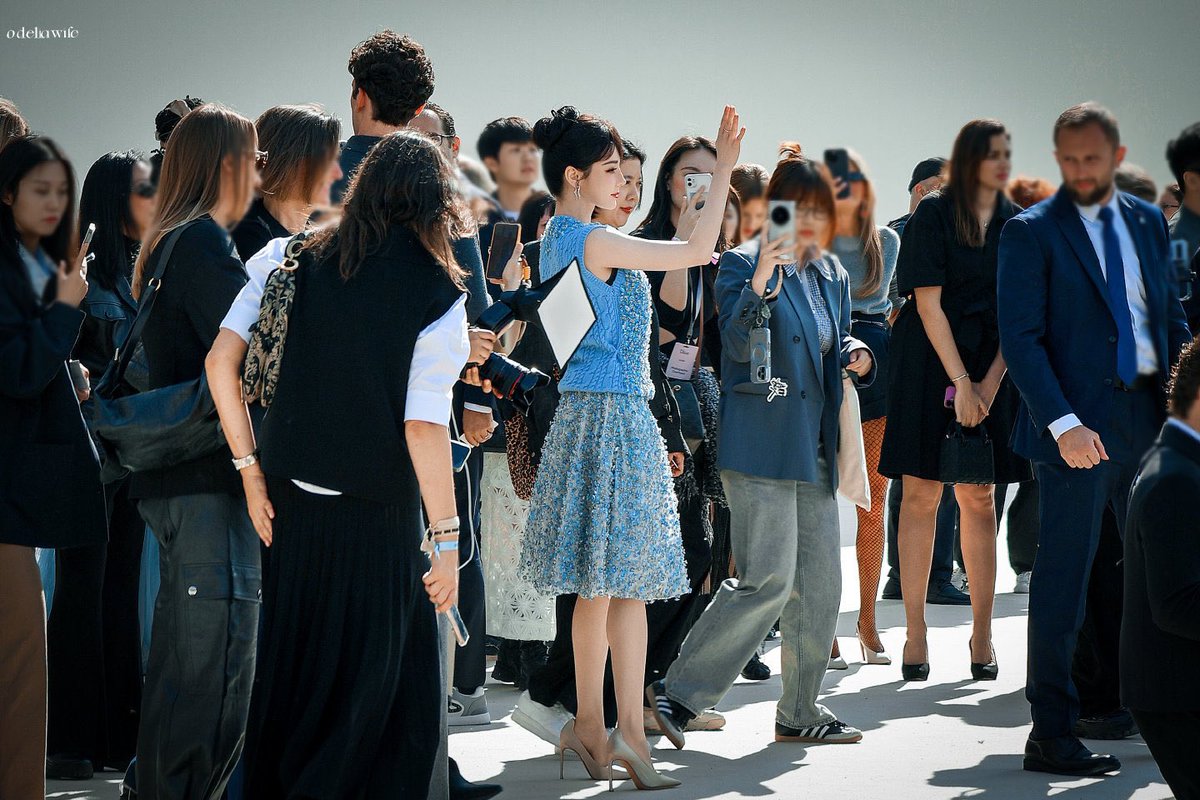 这位公主你也太可爱了吧！
人群中闪耀的你～

DILRABA DIOR PFW25
#DilrabaxDiorSS26