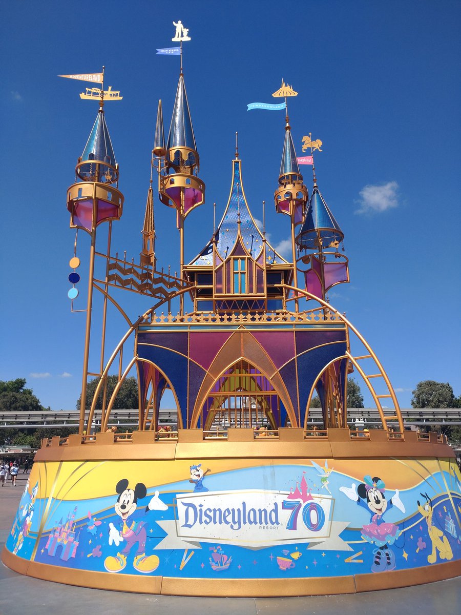 0526risa's tweet photo. AnaheimDisney
70周年目当てがすっかりハロウィン🎃
前回が60周年だったから次回は、80周年か…🐭 https://t.co/vFipM1xfyV
