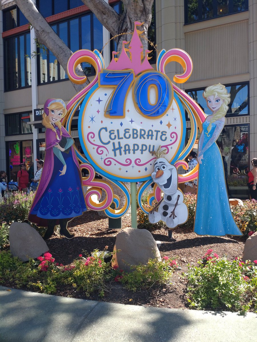 0526risa's tweet photo. AnaheimDisney
70周年目当てがすっかりハロウィン🎃
前回が60周年だったから次回は、80周年か…🐭 https://t.co/vFipM1xfyV