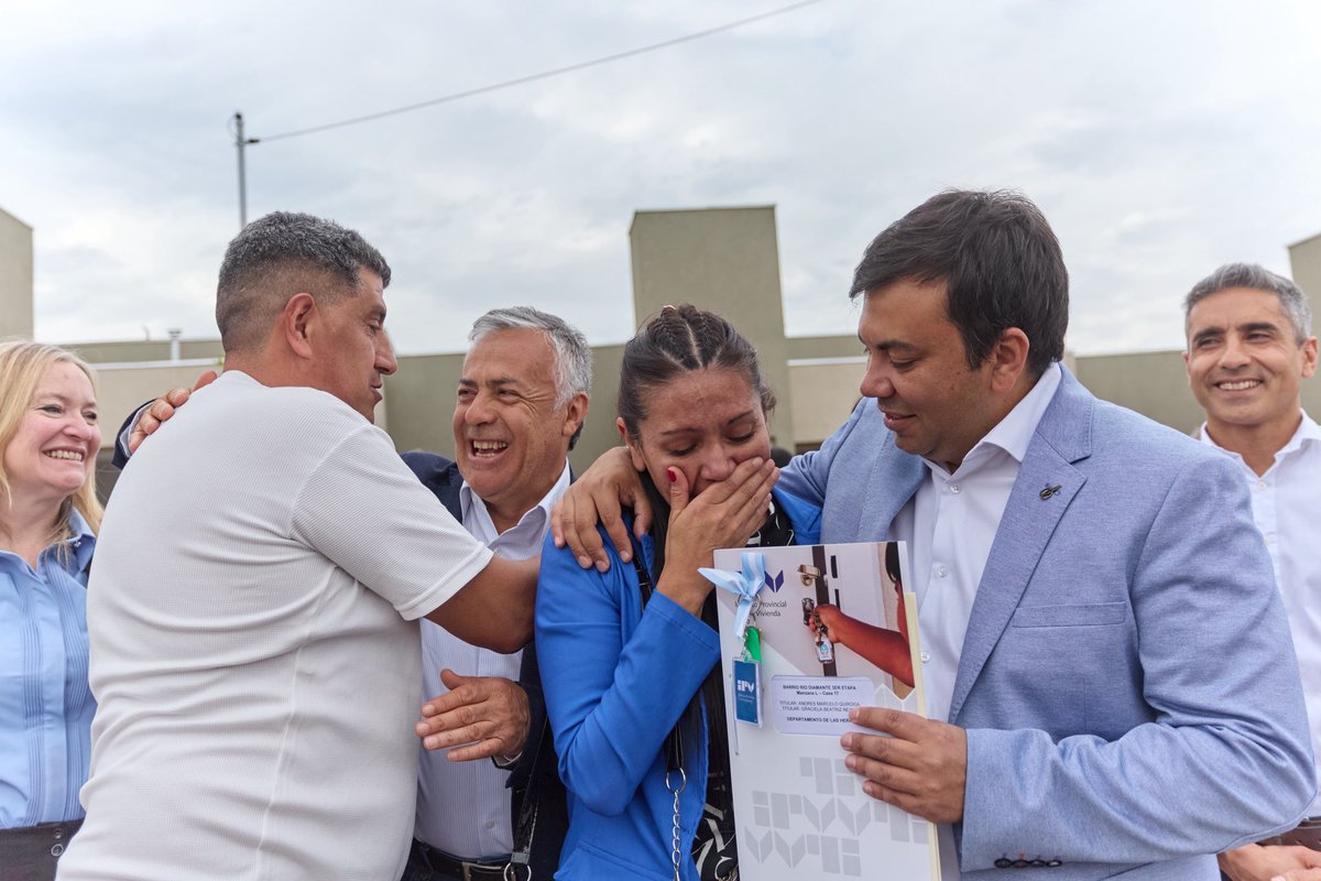 lopresti_lh's tweet photo. 🏡 Las Heras sigue creciendo

Vivimos una jornada muy especial: entregamos 42 viviendas en el barrio Río Diamante de El Challao, en el marco del programa IPV Mi Casa, financiadas enteramente por la Provincia.

Cada entrega de viviendas es mucho más que la inauguración de un barrio. Es la certeza de que detrás de cada llave hay una familia que empieza a escribir una nueva historia, con un techo propio que les dará estabilidad, dignidad y la posibilidad de proyectar un futuro mejor.

En Las Heras creemos que el desarrollo de nuestro departamento también se construye desde el hogar, porque no hay progreso posible si nuestras familias no cuentan con un espacio donde crecer, soñar y desarrollarse.

Por eso vamos a seguir trabajando en conjunto con el Gobierno Provincial, el Municipio y el IPV, articulando políticas públicas que hagan realidad el sueño de la casa propia para más familias lasherinas.

Este barrio no solo ofrece viviendas, sino también infraestructura y urbanización que garantizan calidad de vida, mostrando que cuando el Estado trabaja de manera coordinada los resultados llegan a la gente que más lo necesita.

Las Heras sigue creciendo, y lo hace de la mano de sus familias, que son el verdadero motor de nuestro presente y de nuestro futuro.