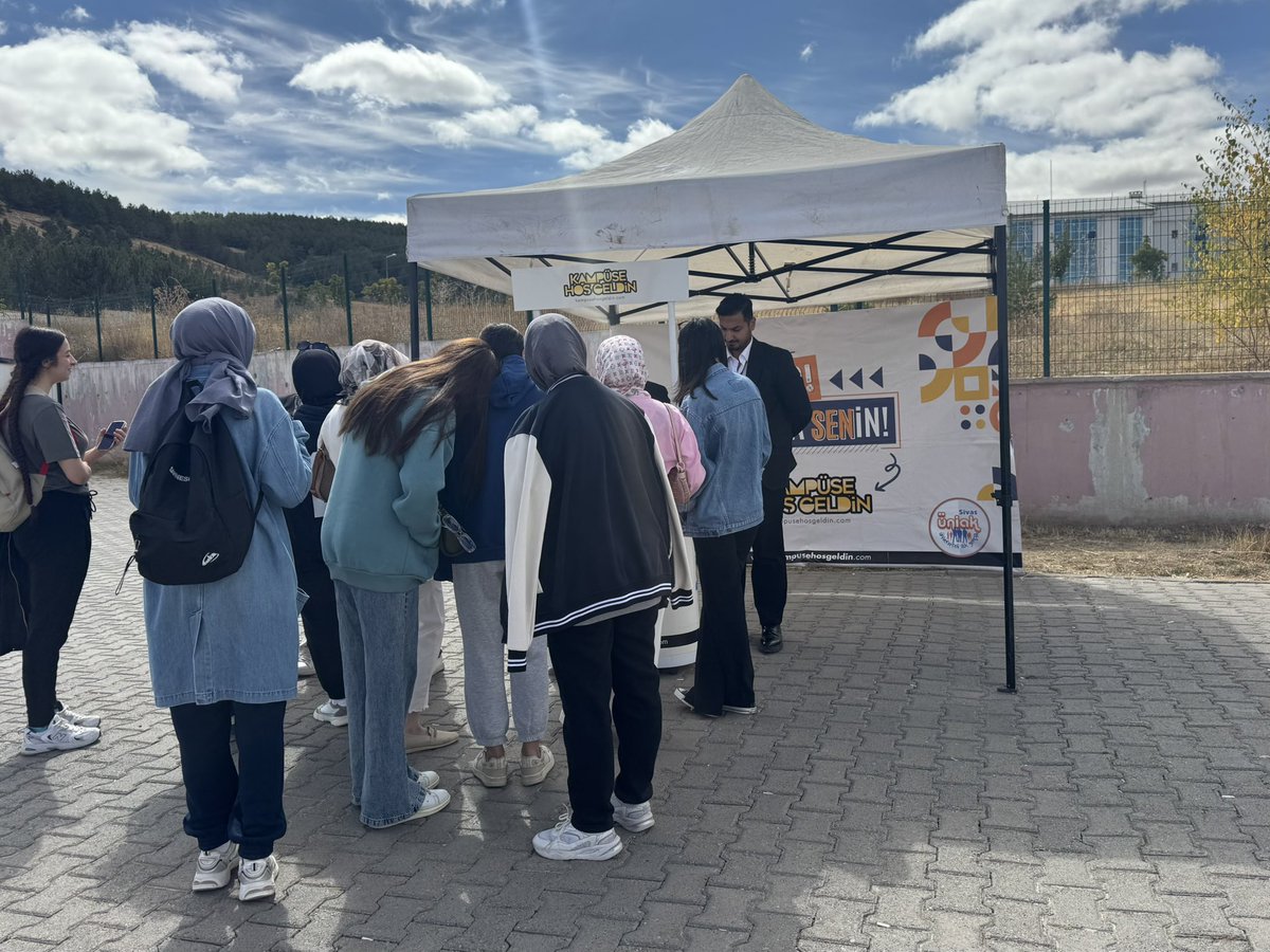 uniaksivas's tweet photo. ÜNİAK Sivas Ailesi olarak bugün Binali Yıldırım Kız Yurdu önünde standımızla yerimizi aldık.
Genel Merkez MKYK Üyemiz Sayın Eyüp Cenap Kadıoğlu ve İl Gençlik Kolları Başkanımız Sayın Batuhan Çelik standımızı ziyaret ederek bizleri onurlandırdılar.

#İlkDurakÜniAK https://t.co/uUHg6gGdSU