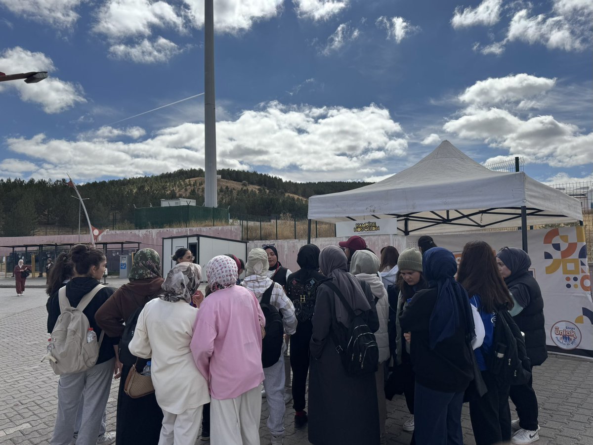 uniaksivas's tweet photo. ÜNİAK Sivas Ailesi olarak bugün Binali Yıldırım Kız Yurdu önünde standımızla yerimizi aldık.
Genel Merkez MKYK Üyemiz Sayın Eyüp Cenap Kadıoğlu ve İl Gençlik Kolları Başkanımız Sayın Batuhan Çelik standımızı ziyaret ederek bizleri onurlandırdılar.

#İlkDurakÜniAK https://t.co/uUHg6gGdSU