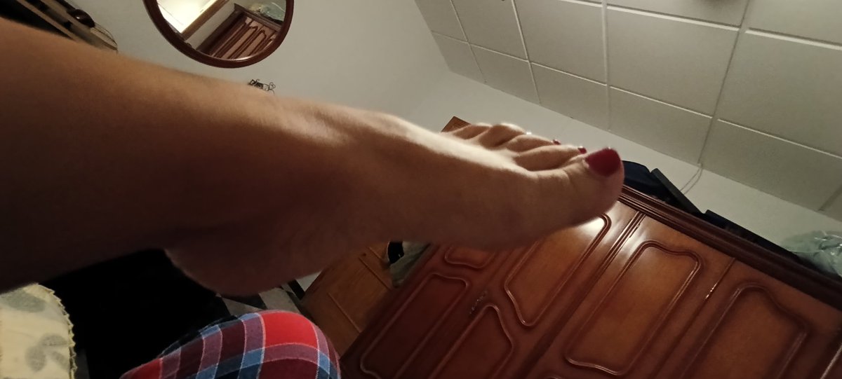 ¿Que perrito quiere un video de estos pies desperezandose?

DM cachorro

Findom Femdom pelele pies Diosa feet