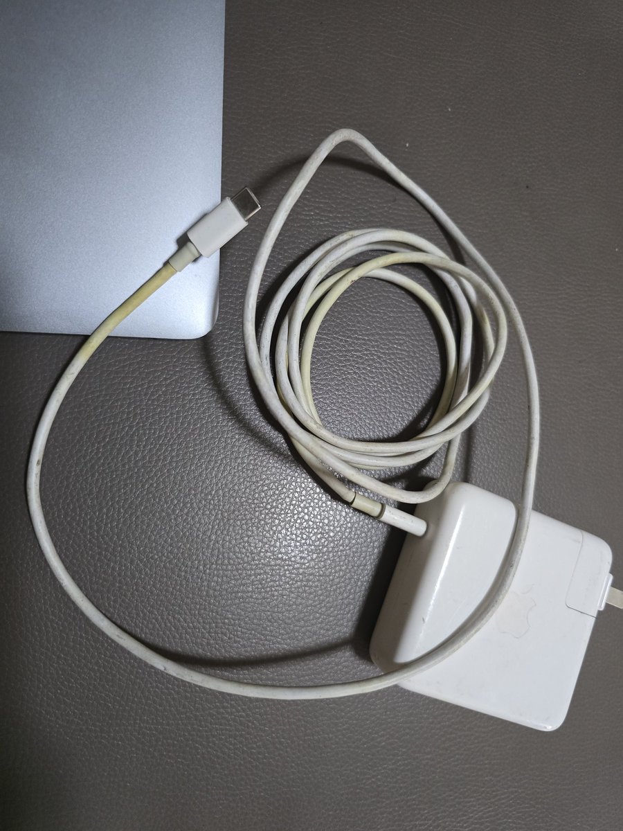 primepham_'s tweet image. ปล่อยแมคต่อ ปี2019 corei5 512gb
สภาพดีมาก แบตปกติ แถมเคส กับสตก.ให้ด้วย
- เหมาะกับงานเอกสาร
- ตัดต่อได้ ไม่แนะนำตัดต่อหนัก

ราคา 12,000฿

 เรียกแมสได้ ไม่ไกลมากไปส่งให้ฟรี
ต้องปล่อยเพราะใช้งานน้อย+จำเป็นต้องใช้เงิน มารับน้องไปทีงับบ

#macbookมือสอง #ส่งต่อmacbook #โน๊ตบุ๊คมือสอง