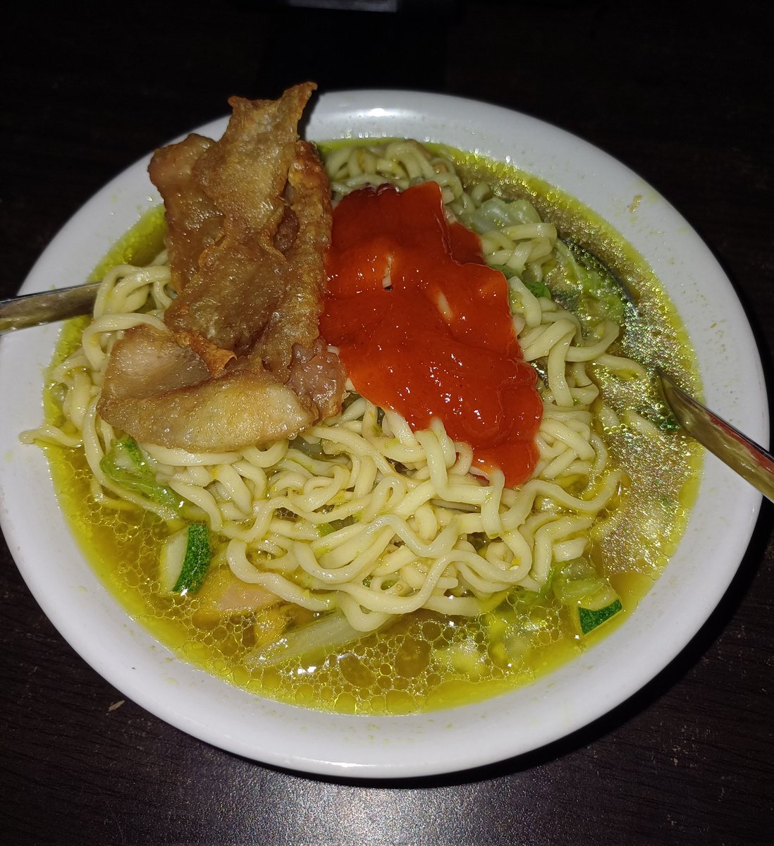 QRnaz22's tweet photo. Pertama kali masak mi ayam dan waww ini enak tapi bukan yang enak banget si kuahnya kurang medok dikitttt trus kuahnya juga udah ga begitu panas karna ditinggal wara wiri dan yang bikin kecewa tuh sambelnya ga pedes blasss padahal aku kasih buanyak, oke nilainya 8 https://t.co/mgREQthbW8