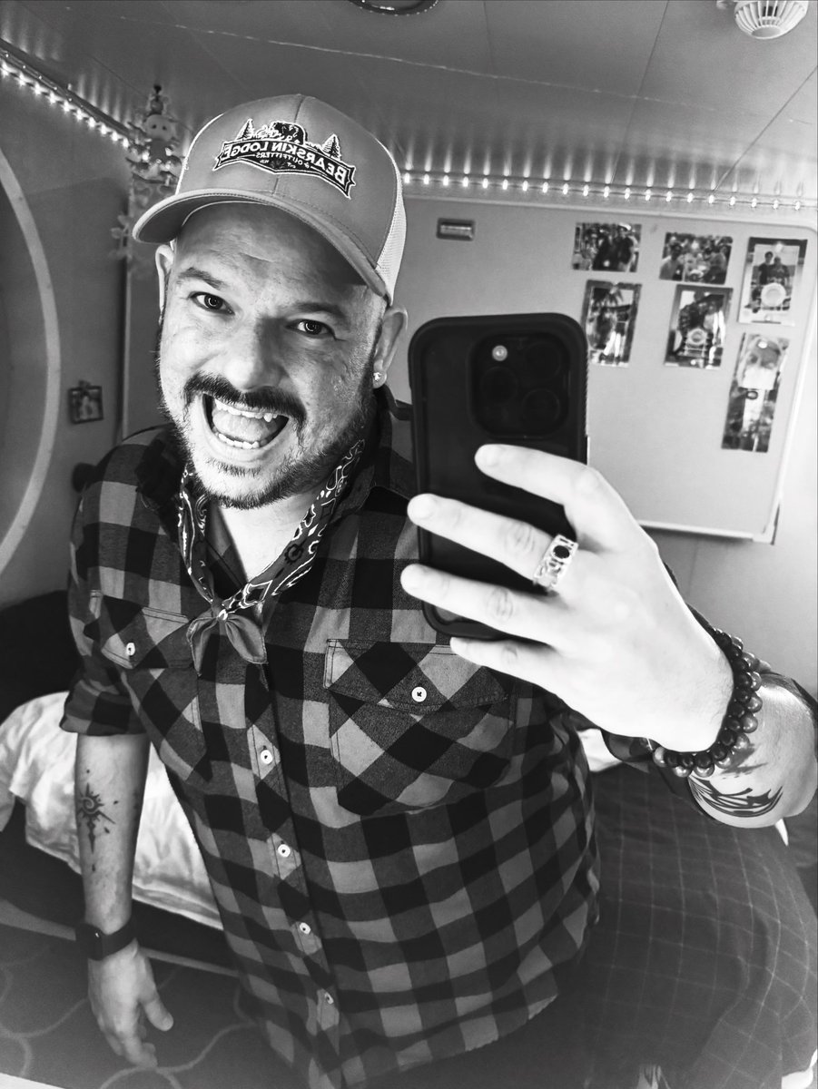 Well howdy! Y’all it be a night of yeehaw!!! #schoonerbar #royalcaribbean #musician #curtislabellemusic #shiplife #twang