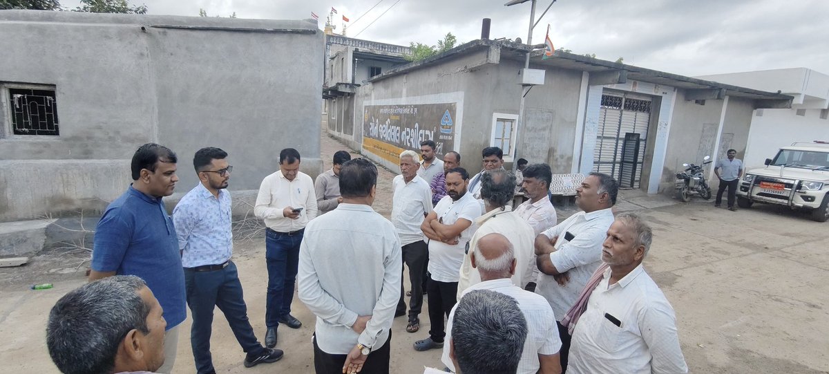 TDOGADHADA's tweet photo. આજરોજ ગઢડા તાલુકાના વિરડી ગામે વારંવાર અનુભવાતા ભૂકંપના આંચકાની ફરિયાદ મળતા ગામની મુલાકાત કરવામાં આવી અને ગામ લોકોને ભૂકંપ સમયે રાખવાની થતી સાવચેતી બાબતે સમજૂત કરવામાં આવ્યા. @CMOGuj @GujPRHDept @Collectorbotad @DDOBOTAD @InfoBotadGoG https://t.co/jYbPmMVwkH