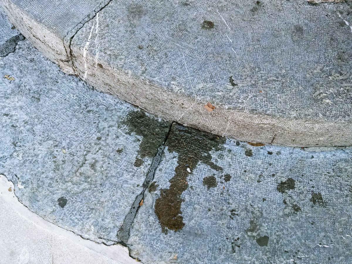 GHPatrimonioVLC's tweet photo. Hola @AjuntamentVLC @mjosecatala. El cartel de prohibido sentarse en los escalones de la Lonja NO funciona. La gente lo ignora. Se necesitan otras medidas, tal y como ya le hemos explicado a @elsindic. Seguimos sin ver a agentes de la @policialocalvlc a pie y por la zona. https://t.co/EMkLwKsCxe