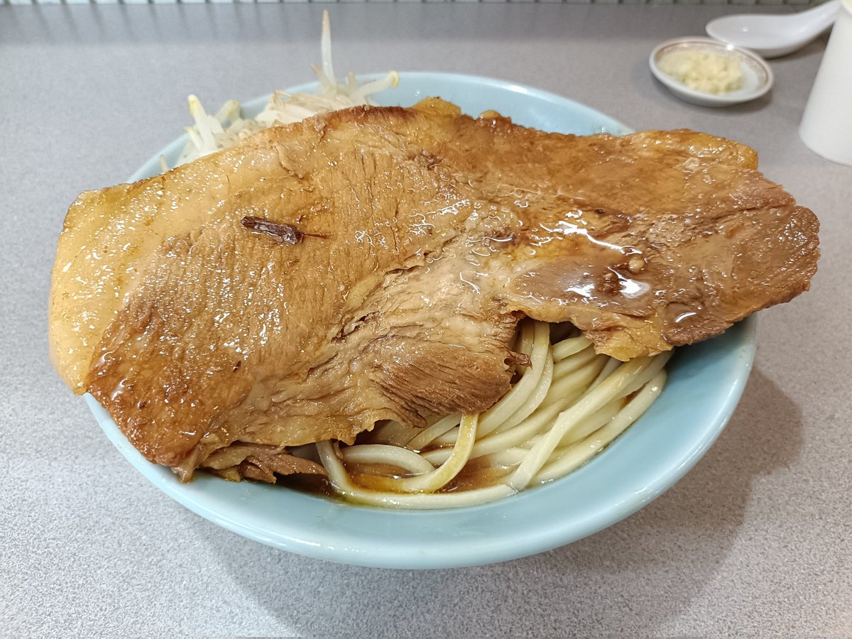 8JYxbzCVQ9x1v0U's tweet image. 固定。

肉の、値上げ、野菜の値上げ、脂の値上げ……

知るか！！！ボケッ！！

大好評！！

ドラゴンチャーシュー麺！！！

これが1000円！！！

安い！！

知らんけど！！

時代に逆行！！！

物価高への反逆！

持ち帰り自由！！

これからも当店は時代に逆らおうと思います。

拡散希望。以上