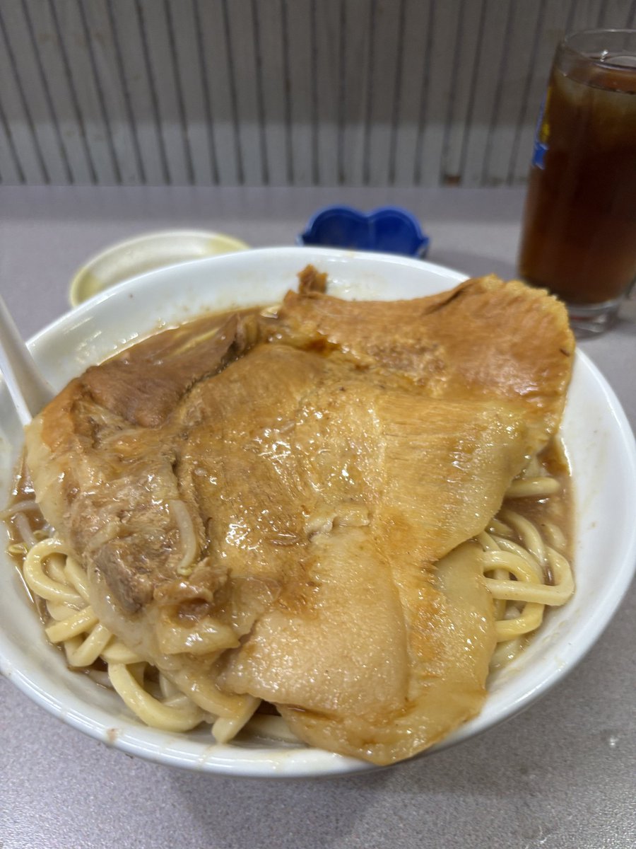 8JYxbzCVQ9x1v0U's tweet image. 固定。

肉の、値上げ、野菜の値上げ、脂の値上げ……

知るか！！！ボケッ！！

大好評！！

ドラゴンチャーシュー麺！！！

これが1000円！！！

安い！！

知らんけど！！

時代に逆行！！！

物価高への反逆！

持ち帰り自由！！

これからも当店は時代に逆らおうと思います。

拡散希望。以上