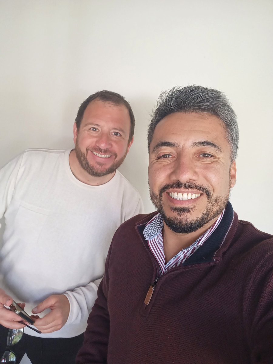 El otro dia vino a Temuco y a mi trabajo el gran Gabriel León. Traje su libro que le compré a mi hija y me lo firmó #Autopisteamela