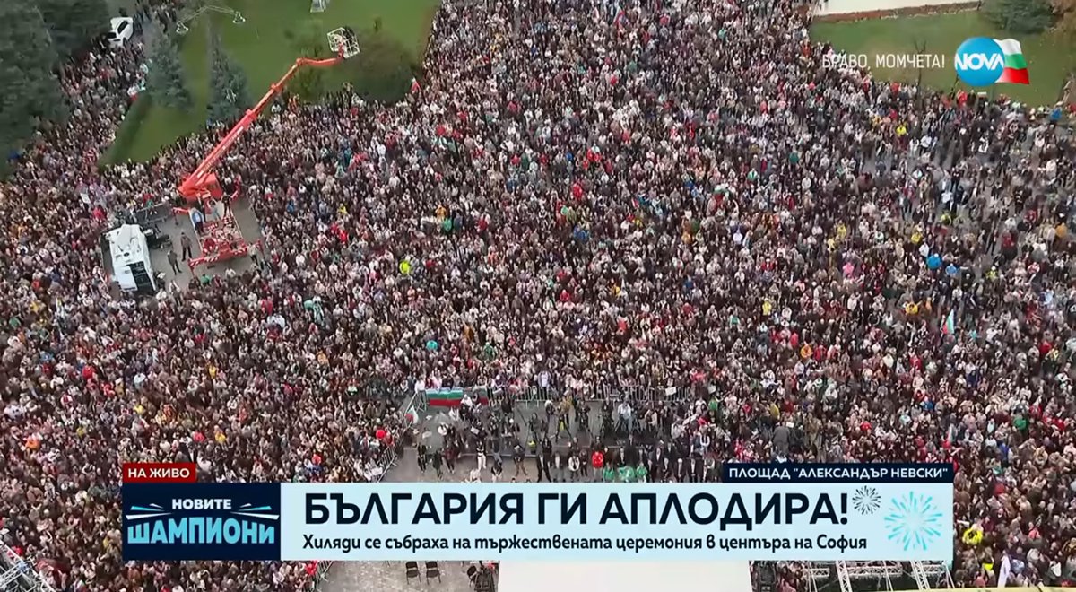 โหย คนบัลแกเรียเขารักนักกีฬาเขามาก ดีใจแทนสุดๆ มุมสูงคือแน่นแบบขี่คออะ 

#วอลเลย์บอลชาย