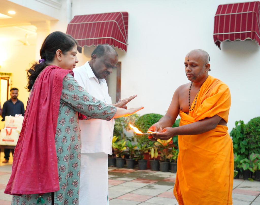 hd_kumaraswamy's tweet photo. ಆಯುಧಪೂಜೆ ನಿಮಿತ್ತ ನವದೆಹಲಿಯ ಗೃಹ ಕಚೇರಿಯಲ್ಲಿ ವಾಹನಗಳಿಗೆ ಕುಟುಂಬ ಸಮೇತವಾಗಿ ಶ್ರದ್ಧಾ ಭಕ್ತಿಯಿಂದ ಪೂಜೆ ನೆರವೇರಿಸಲಾಯಿತು.

ಅಲ್ಲದೆ, ನಾಡದೇವತೆ ತಾಯಿ ಚಾಮುಂಡೇಶ್ವರಿ ಎಲ್ಲರಿಗೂ ಒಳಿತನ್ನೇ ಮಾಡಲಿ, ಸರ್ವರ ಬಾಳಿನಲ್ಲಿಯೂ ಸುಖ ಶಾಂತಿ, ನೆಮ್ಮದಿ ಸಮೃದ್ಧಿ ನೆಲೆಸಲಿ ಎಂದು ಪ್ರಾರ್ಥಿಸಲಾಯಿತು.

#ಆಯುಧಪೂಜೆ 
#ayudapooja https://t.co/8z9l0hXbkV